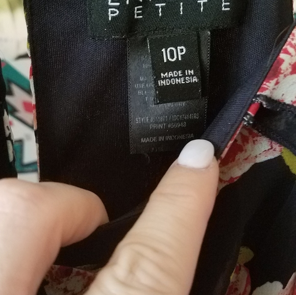 Beautiful Floral Print Dress - Picture 11 of 12